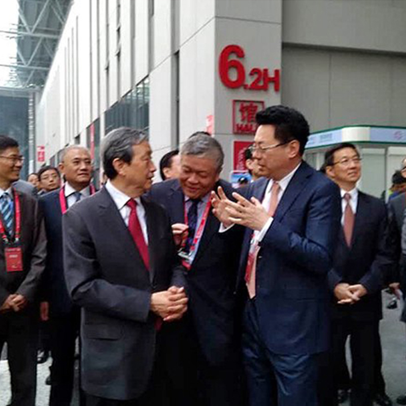 國(guó)務(wù)院副總理馬凱視察木馬作品普羅娜智慧照明，木馬設(shè)計(jì)驚艷亮相上海2015工博會(huì)