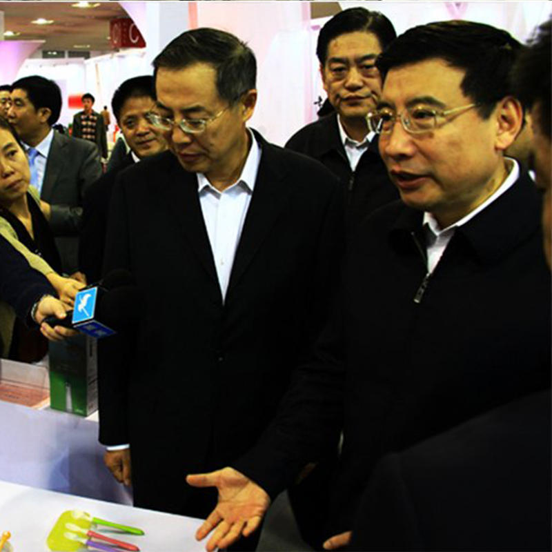 工信部部長(zhǎng)苗圩親切接見(jiàn)木馬設(shè)計(jì)主管顧聞