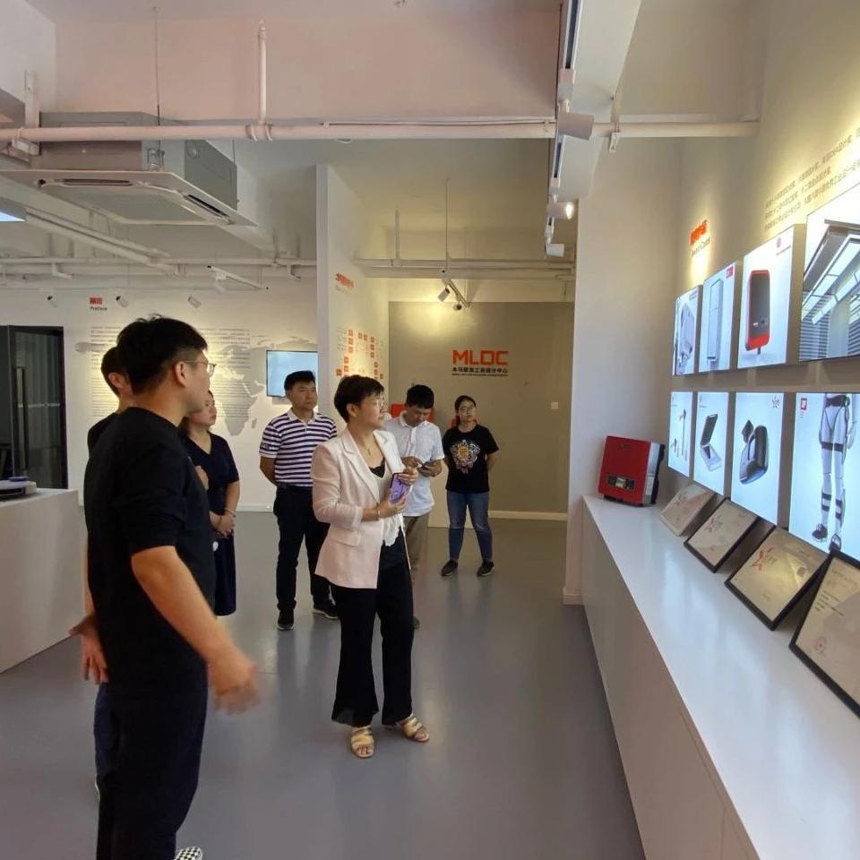 大關(guān)街道黨工委書(shū)記黃蘇萍一行到訪(fǎng)杭州木馬聯(lián)龍工業(yè)設(shè)計(jì)中心